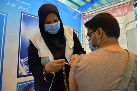 تزریق واکسن کرونا در مرکز واکسیناسیون بسیج پزشکی در کرمان