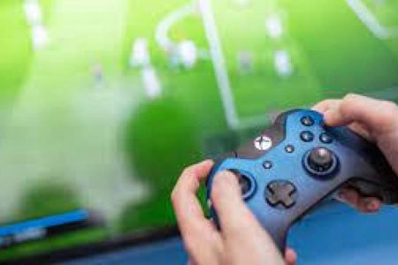 خطر برخی بازی‌های آنلاین برای فرزندان جدی است