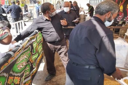۲۸ صفر در شهر انار|توزیع بیش از ۱۰۰۰ پرس غذای گرم توسط موکب امام‌زاده محمدصالح
