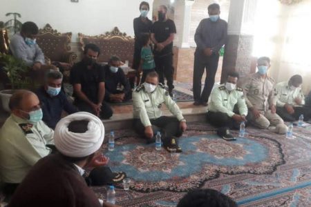 دیدار فرمانده انتظامی کرمان با خانواده سرباز مجروح در نرماشیر
