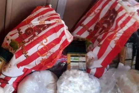 بسته های کمک معیشتی به دست خانواده های کم بضاعت شهر بم رسید