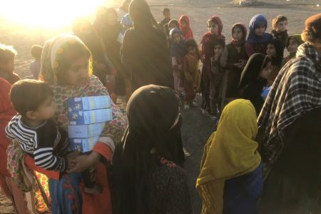 اهدای شیرخشک و غذای کودک به سیل‌زدگان جنوب کرمان