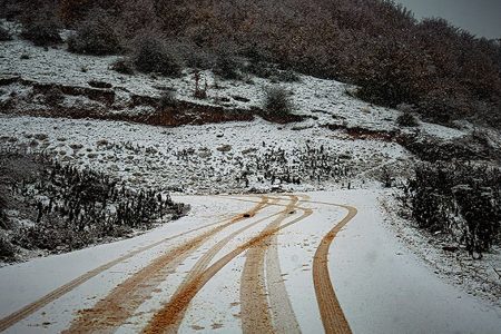 بارش برف محور کرمان -سیرجان را مسدود کرد/ تردد بدون زنجیر چرخ ممنوع است