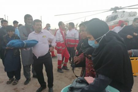 تیم امداد هوایی هلال احمر ۲ بیمار گرفتار در سیل ریگان را نجات دادند