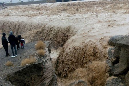 ۶ معلم در ریگان از سیلاب نجات یافتند