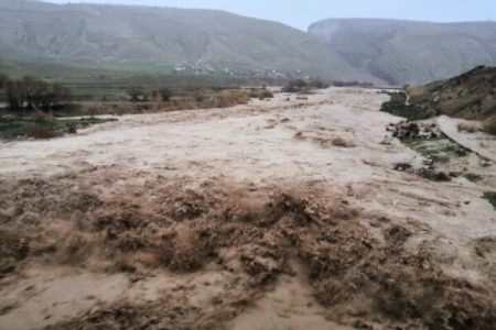 نجات دو کودک از سیلاب در روستای کروچان