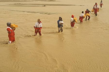 امدادرسانی به سیل‌زدگان شرق کرمان باوجود طوفان شن جریان دارد