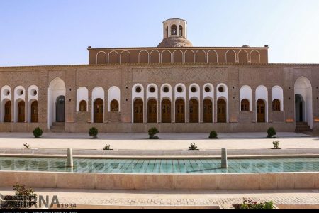 مشکل یک بنای قاجاری در رفسنجان با حضور معاون وزارت گردشگری بررسی شد