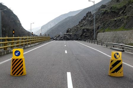 ۲ محور اصلی شهرستان اُرزوییه کرمان مسدود شد