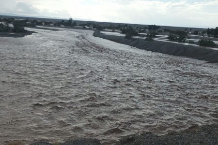 محاصره ۲۰ روستای ریگان در سیلاب / راه ارتباطی و برق ۱۰ روستا قطع شد
