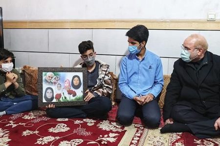 دلجویی قالیباف از خانواده و فرزندان شهدای حادثه روز تشییع پیکر شهید سلیمانی