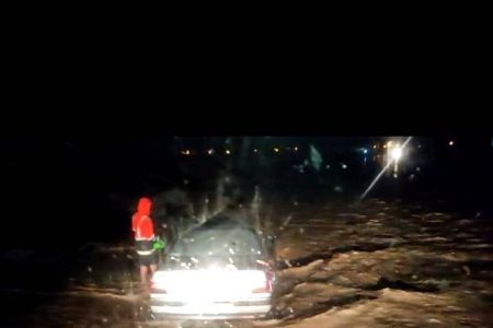 ۳۵ خودرو گرفتار در برف و سیلاب توسط راهداران جنوب کرمان رهاسازی شد