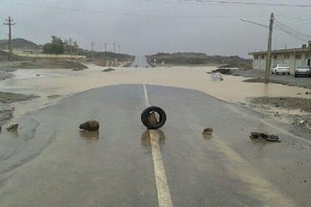 جاری شدن سیلاب محور ریگان به ایرانشهر را مسدود کرد