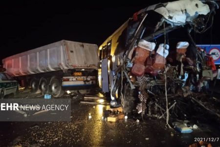 برخورد اتوبوس با کامیون در باغین ۲ کشته و ۱۷ مصدوم برجای گذاشت