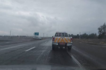 بارش باران در بیشتر جاده‌های جنوب کرمان / رانندگان جوانب احتیاط را رعایت کنند