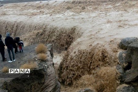 نجات ۶ معلم گرفتار در سیلاب ریگان