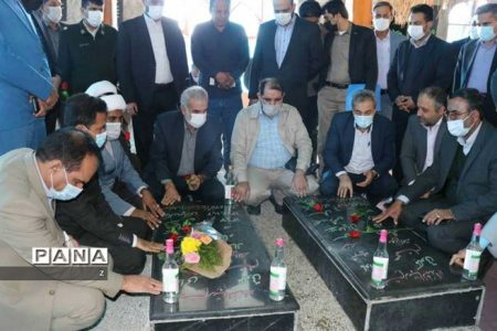 ادای احترام وزیر آموزش و پرورش به شهدای گمنام قلعه گنج استان کرمان