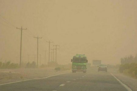 تداوم وزش باد شدید و کاهش دید در محور فهرج – زاهدان/رانندگان با سرعت مطمئنه حرکت کنند