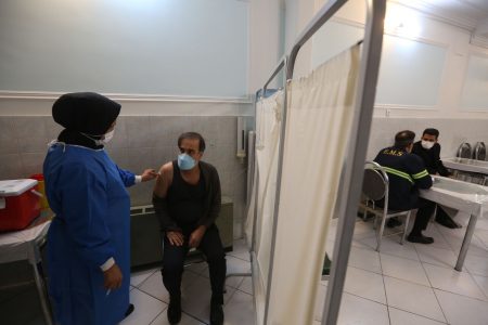 استاندار کرمان: دسترسی مردم به مراکز واکسیناسیون تسهیل شود