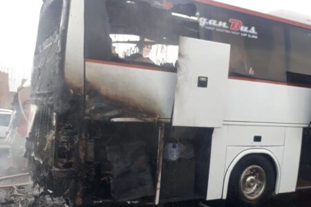 آتش‌سوزی در اتوبوس ریگان- کرمان/ مسافران نجات یافتند