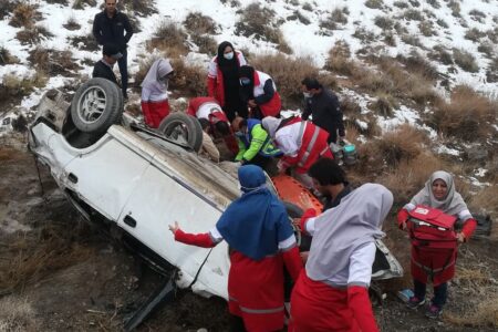 امدادرسانی به ۸ حادثه دیده در واژگونی خودروی ساینا/ یک کودک جان باخت