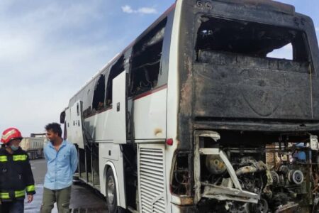حریق یک دستگاه اتوبوس در بلوار خلیج فارس بم