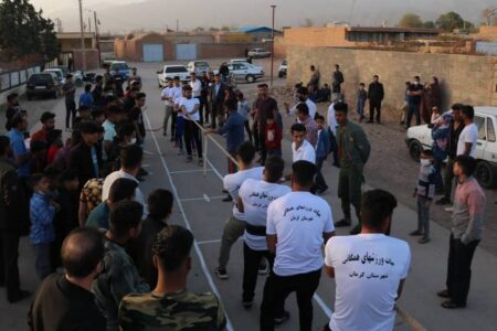 برگزاری مسابقات طناب کشی در ده زیار کرمان