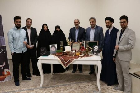 وزیر آموزش و پرورش با خانواده شهید ایرانمنش دیدار کرد