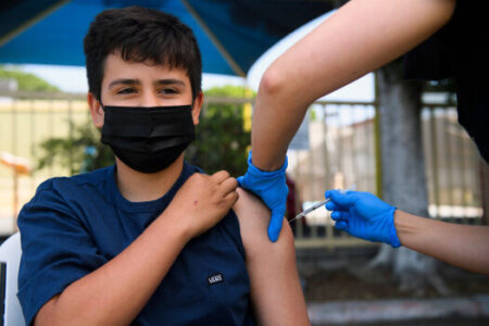 بیش از ۴۵۰۰ کودک ۵ تا ۱۲ ساله در رفسنجان و انار واکسینه شدند