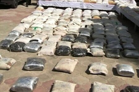 کشف بیش از یک تن مواد مخدر در استان کرمان/ ۷ قاچاقچی دستگیر و ۵ خودرو توقیف شدند