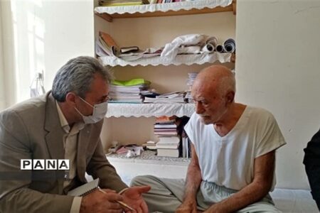 دیدار مدیرکل آموزش و پرورش استان کرمان با پهلوان"عطا احمدی" سردار مدرسه‌سازی کرمانی