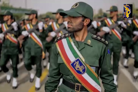 پرچم سرخ حسینی در دستان با کفایت سبزپوشان علوی