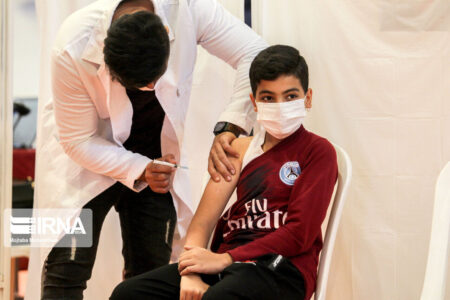 استاندار کرمان: مسئولان، جامعه را برای انجام واکسیناسیون افراد زیر ۱۲ سال اقناع کنند