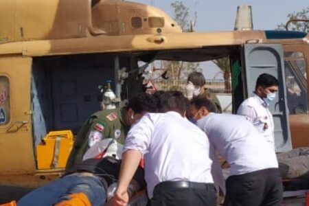 امدادرسانی هوایی به ۲ مصدوم حادثه واژگونی سمند در شهداد/ جان باختن یکی از سرنشینان