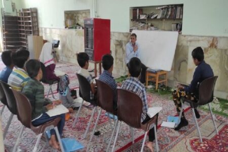 معلم رفسنجانی رایگان اتباع غیرمجاز افغان را آموزش می‌دهد