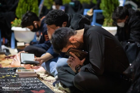جمع خوانی قرآن در جوار مرقد شهید سلیمانی
