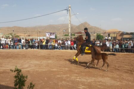 همایش شو اسب سواری در روستای هوتک برگزار شد