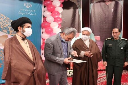 انگشتر اهدایی رهبری در دستان مدیر کل آموزش و پرورش کرمان