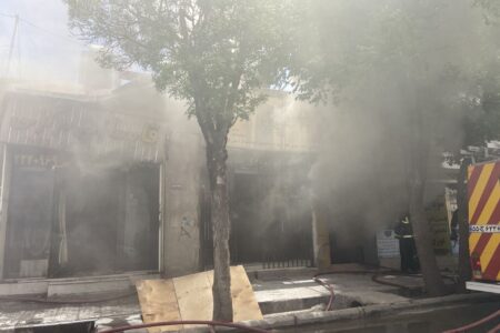 ۲ آتش‌نشان کرمانی در عملیات اطفای حریق یک فروشگاه مصدوم شدند
