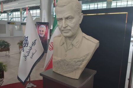 سردیس سپهبد شهید سلیمانی در فرودگاه بین‌المللی کرمان رونمایی شد