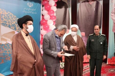اهدای انگشتر ارسالی از دفتر مقام معظم رهبری به مدیرکل آموزش و پرورش استان کرمان
