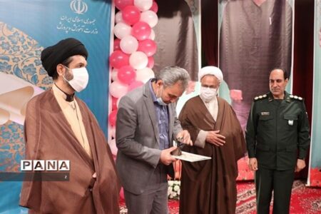 اهدای انگشتری ارسالی از دفتر مقام معظم رهبری به مدیرکل آموزش و پرورش استان کرمان