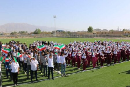 اجرای سرود سلام فرمانده توسط دانش آموزان مقطع ابتدائی شهرستان ارزوئیه