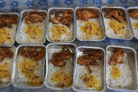 توزیع غذای گرم بین نیازمندان در کرمان