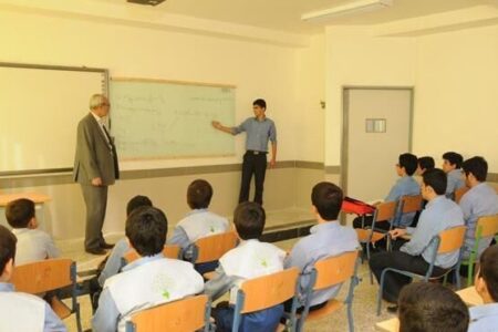 امام جمعه کرمان بر سختگیری و جدیت بیشتر در جذب معلمان تاکید کرد