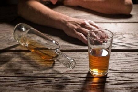مصرف مشروبات الکلی در شرق کرمان ۶ مسموم و یک فوتی داشت