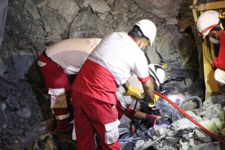 اولین جسد حادثه معدن ارزوئیه توسط نیرو‌های هلال احمر پیدا شد