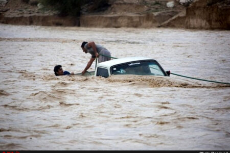 انسداد ۷۱ راه ارتباطی در پی بارندگی های شدید در جنوب استان/گرفتار شدن ۳ خودرو در سیلاب/قطعی برق ۱۰ روستا