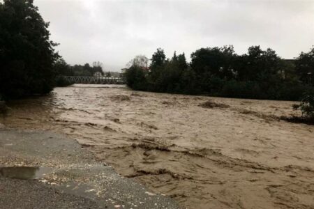 آخرین وضعیت مناطق سیل‌زده شهرستان رفسنجان/ نجات خانواده ۴ نفره از سیلاب