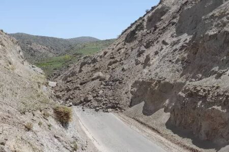 ریزش کوه مسیر دسترسی به ۲ روستای رفسنجان و زرند را بست